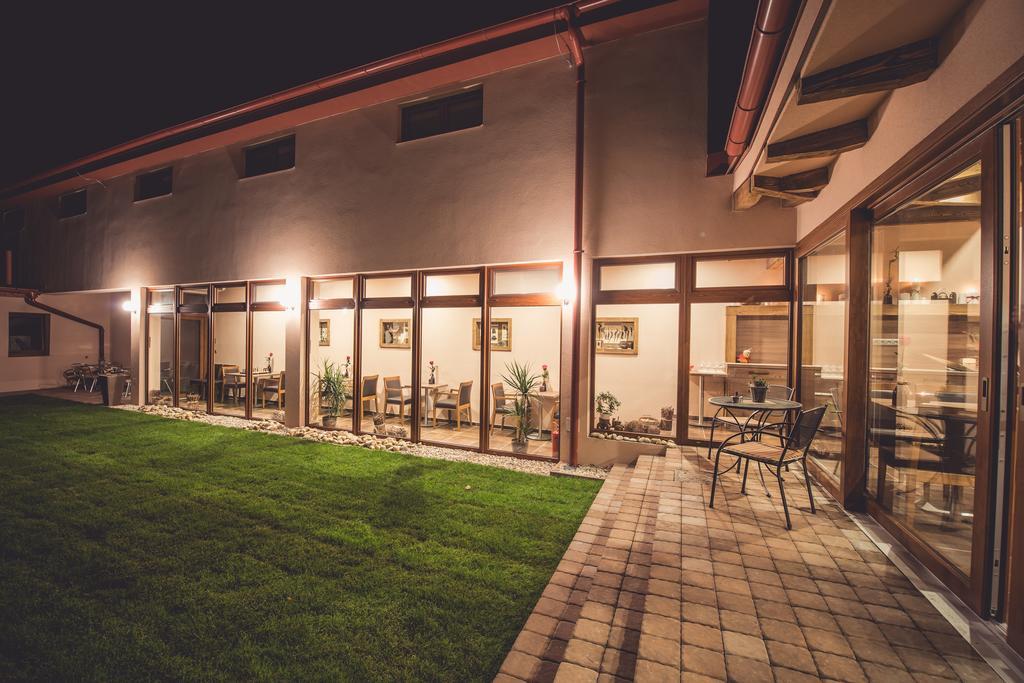 Penzion Víno Hruška Blatnička Blatnicka Exterior foto
