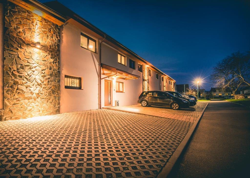 Penzion Víno Hruška Blatnička Blatnicka Exterior foto