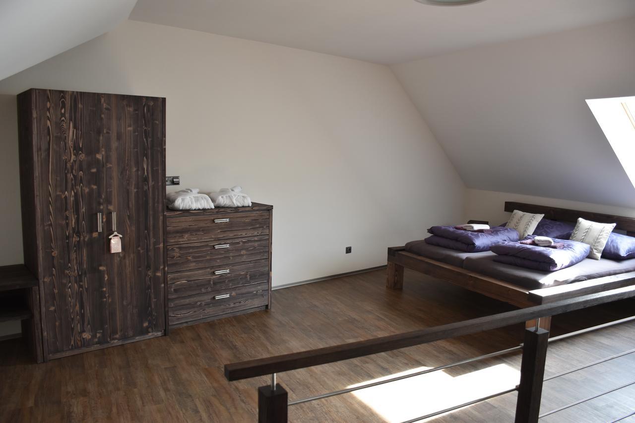 Penzion Víno Hruška Blatnička Blatnicka Exterior foto
